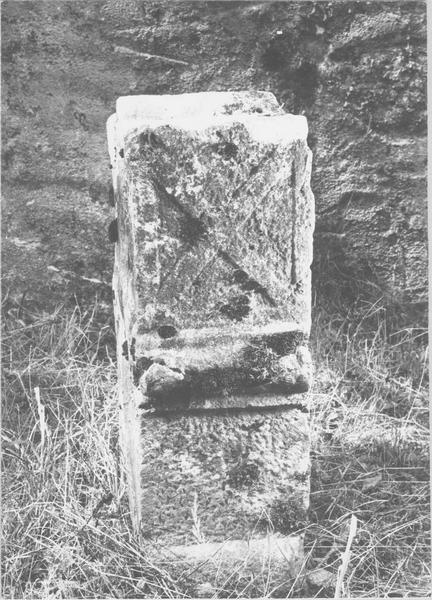 stèle tabulaire, profil, vue générale - © Ministère de la Culture (France), Médiathèque du patrimoine et de la photographie (objets mobiliers), tous droits réservés