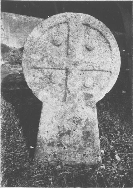 stèle discoïdale, revers, vue générale - © Ministère de la Culture (France), Médiathèque du patrimoine et de la photographie (objets mobiliers), tous droits réservés