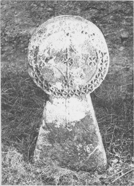 stèle discoïdale, avers, vue générale - © Ministère de la Culture (France), Médiathèque du patrimoine et de la photographie (objets mobiliers), tous droits réservés