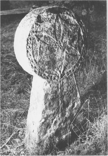 stèle discoïdale, revers, vue générale - © Ministère de la Culture (France), Médiathèque du patrimoine et de la photographie (objets mobiliers), tous droits réservés