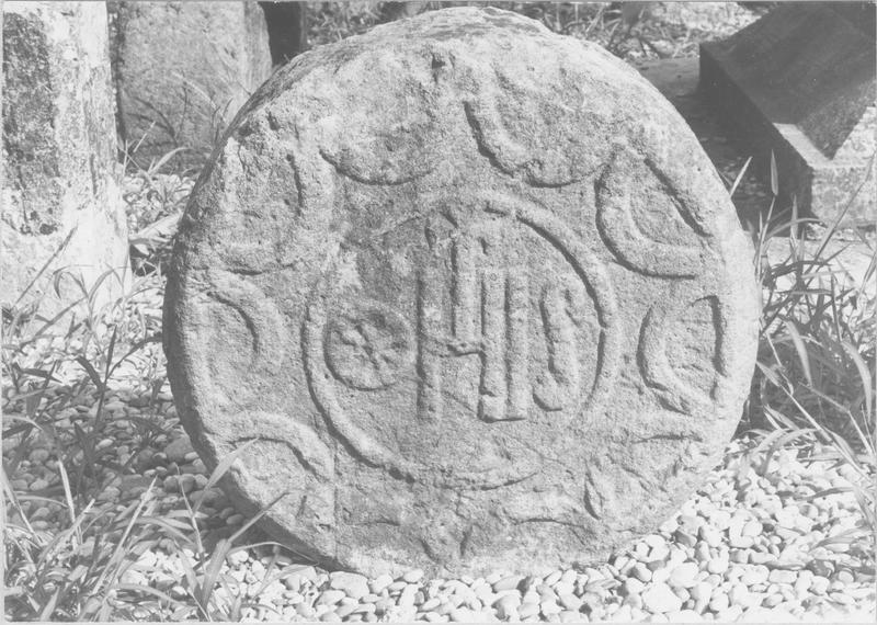 stèle discoïdale, avers, vue générale - © Ministère de la Culture (France), Médiathèque du patrimoine et de la photographie (objets mobiliers), tous droits réservés