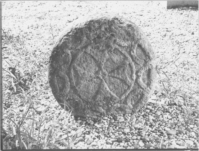 stèle discoïdale, revers, vue générale - © Ministère de la Culture (France), Médiathèque du patrimoine et de la photographie (objets mobiliers), tous droits réservés