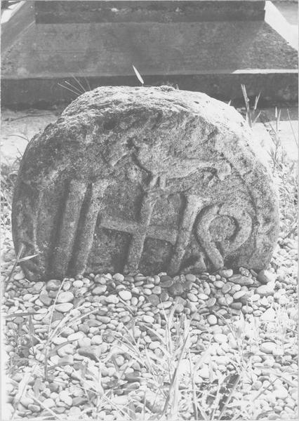 stèle discoïdale, avers, vue générale - © Ministère de la Culture (France), Médiathèque du patrimoine et de la photographie (objets mobiliers), tous droits réservés