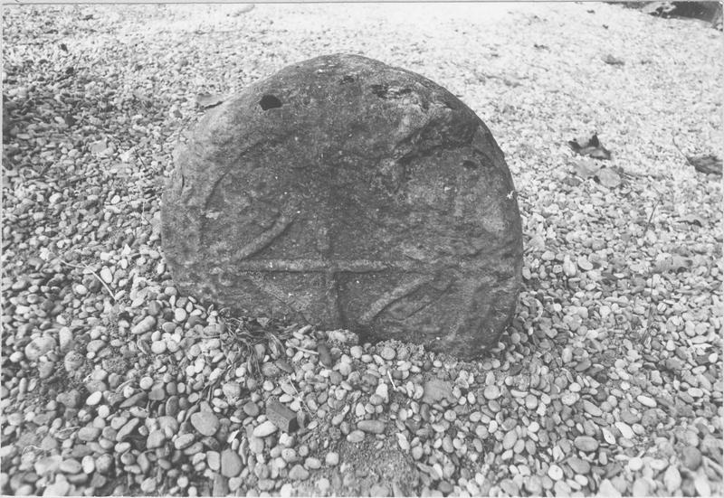 stèle discoïdale, revers, vue générale - © Ministère de la Culture (France), Médiathèque du patrimoine et de la photographie (objets mobiliers), tous droits réservés
