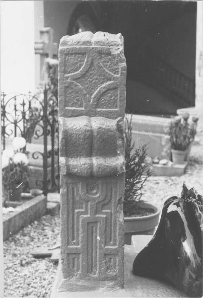 stèle tabulaire, profil, vue générale - © Ministère de la Culture (France), Médiathèque du patrimoine et de la photographie (objets mobiliers), tous droits réservés