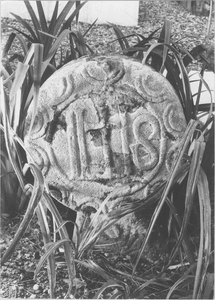 stèle discoïdale, avers, vue générale - © Ministère de la Culture (France), Médiathèque du patrimoine et de la photographie (objets mobiliers), tous droits réservés