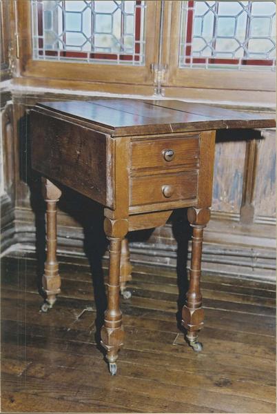 table de nuit (vide-poches), vue générale - © Ministère de la Culture (France), Médiathèque du patrimoine et de la photographie (objets mobiliers), tous droits réservés