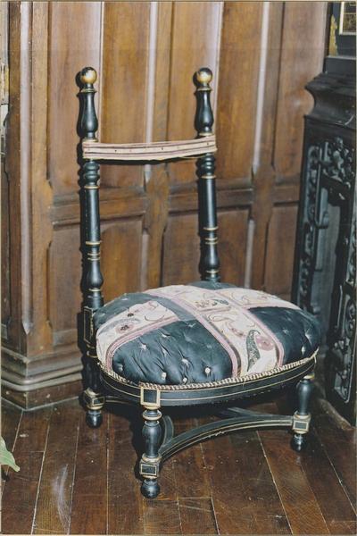 chaise dite chaise à la Vierge ou chaise japonaise, vue générale - © Ministère de la Culture (France), Médiathèque du patrimoine et de la photographie (objets mobiliers), tous droits réservés