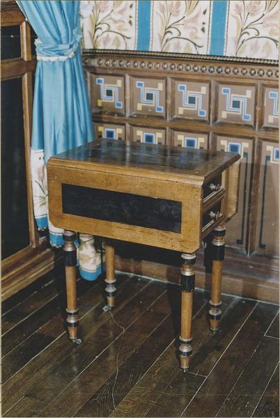 table de nuit (vide-poches), vue générale - © Ministère de la Culture (France), Médiathèque du patrimoine et de la photographie (objets mobiliers), tous droits réservés