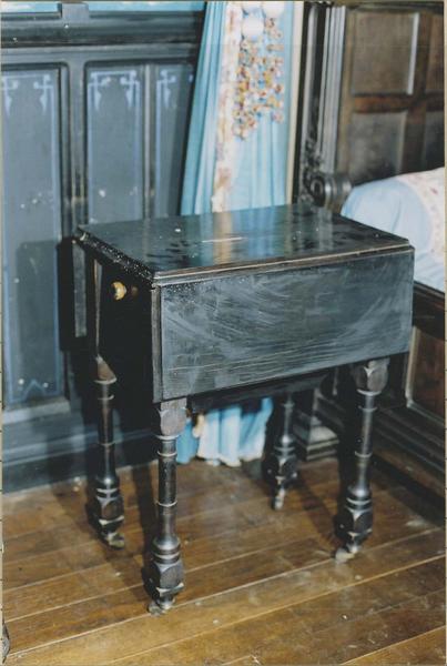 table de nuit (vide-poches), vue générale - © Ministère de la Culture (France), Médiathèque du patrimoine et de la photographie (objets mobiliers), tous droits réservés