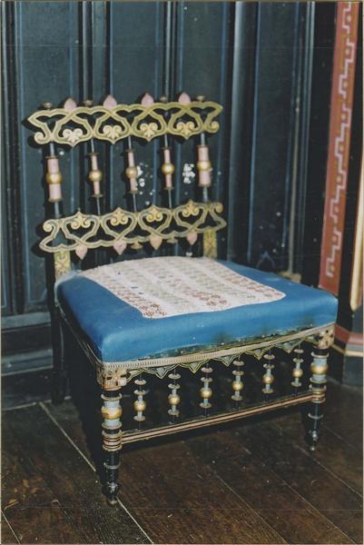 chaise basse, vue générale - © Ministère de la Culture (France), Médiathèque du patrimoine et de la photographie (objets mobiliers), tous droits réservés