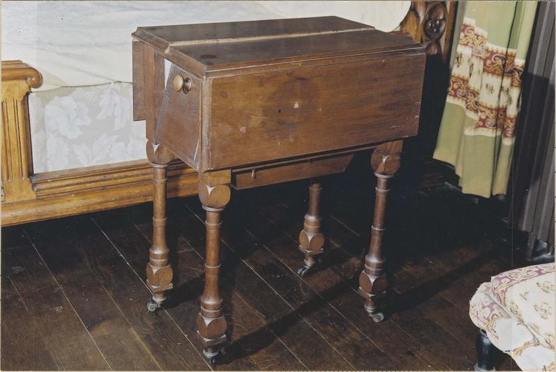 table de nuit, vue générale - © Ministère de la Culture (France), Médiathèque du patrimoine et de la photographie (objets mobiliers), tous droits réservés