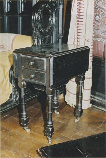 table de nuit (table vide-poches), vue générale - © Ministère de la Culture (France), Médiathèque du patrimoine et de la photographie (objets mobiliers), tous droits réservés