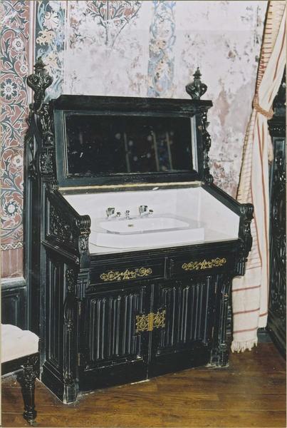 armoire-lavabo (meuble de toilette), battant ouvert, vue générale - © Ministère de la Culture (France), Médiathèque du patrimoine et de la photographie (objets mobiliers), tous droits réservés