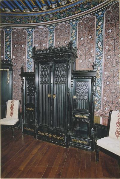 armoire (armoire à robes sur soubassement), vue générale - © Ministère de la Culture (France), Médiathèque du patrimoine et de la photographie (objets mobiliers), tous droits réservés