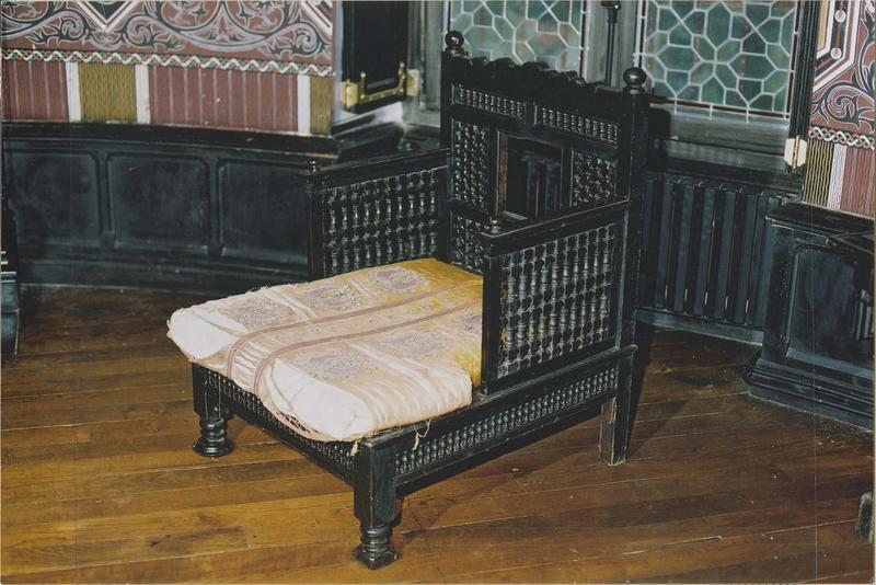 fauteuil mauresque et son coussin, vue générale - © Ministère de la Culture (France), Médiathèque du patrimoine et de la photographie (objets mobiliers), tous droits réservés