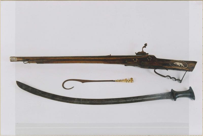 fusil, sabre et crochet à manches, vue générale - © Ministère de la Culture (France), Médiathèque du patrimoine et de la photographie (objets mobiliers), tous droits réservés