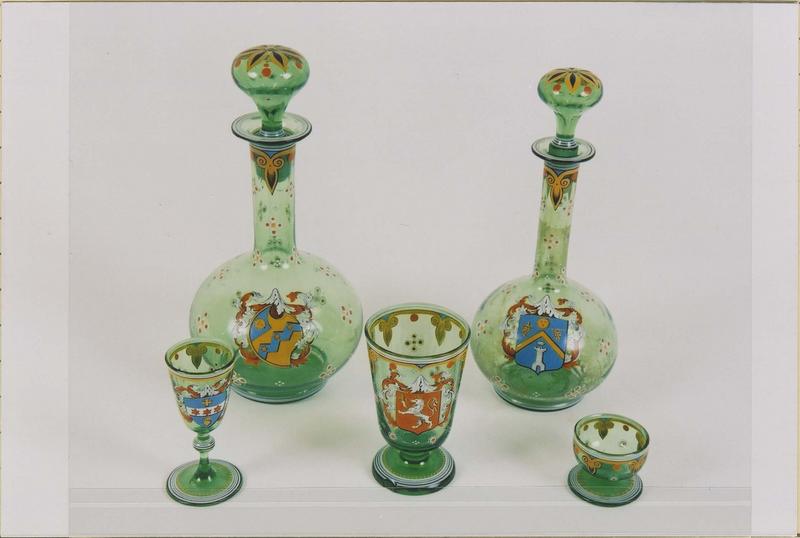 service en verre aux armes des propriétaires : 2 carafes, 3 verres (verre pour fruits à eau de vie, verre à pied, verre-gobelet), vue générale - © Ministère de la Culture (France), Médiathèque du patrimoine et de la photographie (objets mobiliers), tous droits réservés