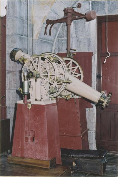 instrument astrométrique : lunette méridienne décimale W. Eichens et ses accessoires, vue d'ensemble avec piliers et potence