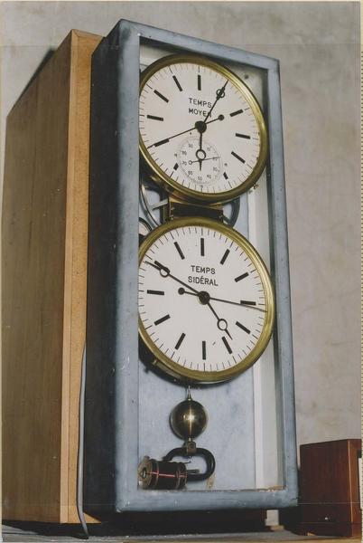 horloge astronomique : horloge double électrique, système Esclangon, vue générale - © Ministère de la Culture (France), Médiathèque du patrimoine et de la photographie (objets mobiliers), tous droits réservés