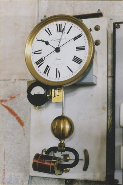 horloge astronomique électrique L. Leroy & Cie Paris, vue générale - © Ministère de la Culture (France), Médiathèque du patrimoine et de la photographie (objets mobiliers), tous droits réservés