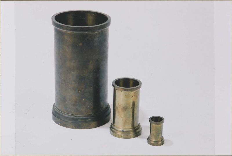 trois instruments de mesure des volumes (litre, décilitre, centilitre étalons dits modèles), vue générale - © Ministère de la Culture (France), Médiathèque du patrimoine et de la photographie (objets mobiliers), tous droits réservés