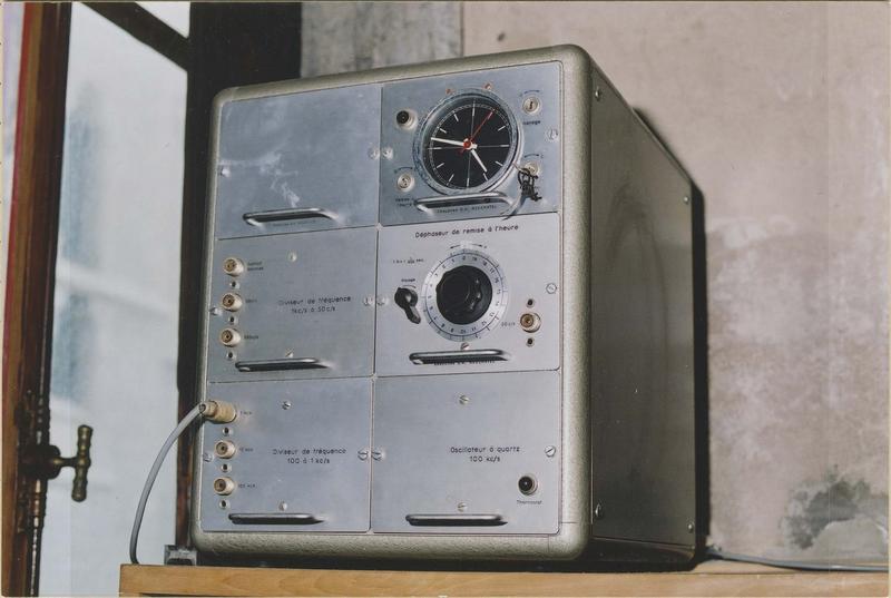 horloge astronomique à quartz Ebauches, vue générale - © Ministère de la Culture (France), Médiathèque du patrimoine et de la photographie (objets mobiliers), tous droits réservés