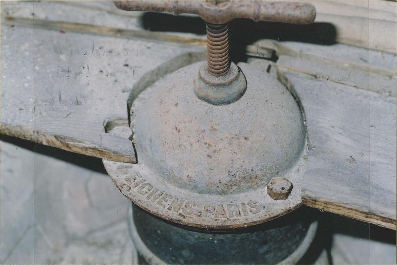 détail du détail du système de remplissage du bain de mercure