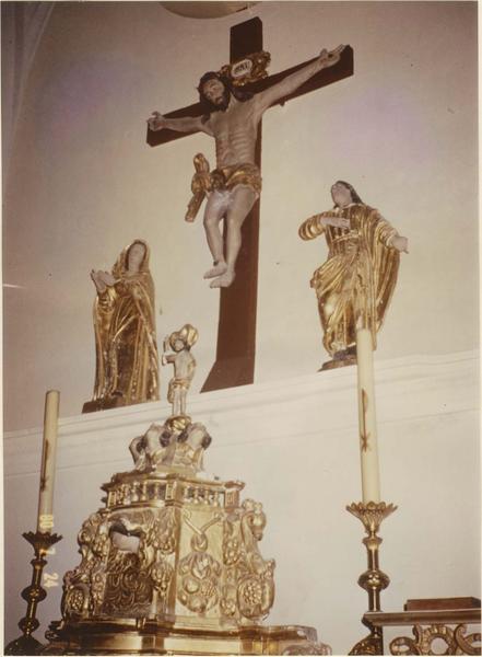 groupe sculpté : crucifix et deux saintes femmes, vue générale