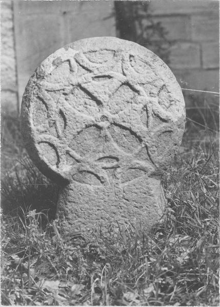 stèle discoïdale, avers, vue générale - © Ministère de la Culture (France), Médiathèque du patrimoine et de la photographie (objets mobiliers), tous droits réservés