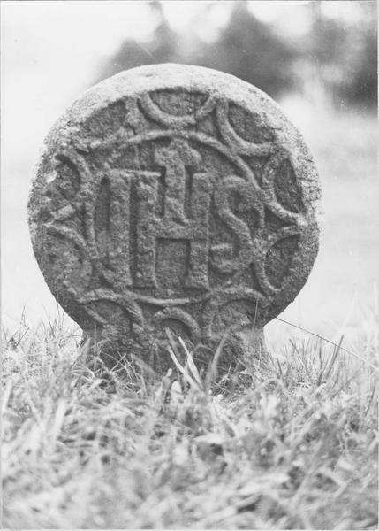 stèle discoïdale, revers, vue générale - © Ministère de la Culture (France), Médiathèque du patrimoine et de la photographie (objets mobiliers), tous droits réservés