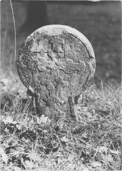 stèle discoïdale, revers, vue générale - © Ministère de la Culture (France), Médiathèque du patrimoine et de la photographie (objets mobiliers), tous droits réservés