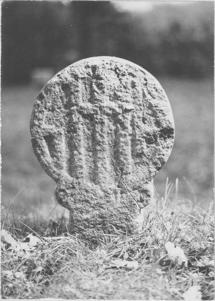 stèle discoïdale, avers, vue générale - © Ministère de la Culture (France), Médiathèque du patrimoine et de la photographie (objets mobiliers), tous droits réservés