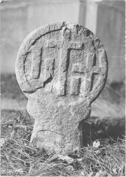 stèle discoïdale, revers, vue générale - © Ministère de la Culture (France), Médiathèque du patrimoine et de la photographie (objets mobiliers), tous droits réservés