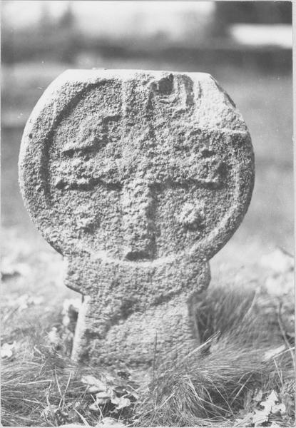 stèle discoïdale, avers, vue générale - © Ministère de la Culture (France), Médiathèque du patrimoine et de la photographie (objets mobiliers), tous droits réservés