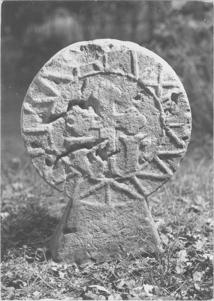 stèle discoïdale, avers, vue générale - © Ministère de la Culture (France), Médiathèque du patrimoine et de la photographie (objets mobiliers), tous droits réservés