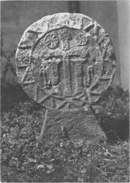 stèle discoïdale, revers, vue générale - © Ministère de la Culture (France), Médiathèque du patrimoine et de la photographie (objets mobiliers), tous droits réservés