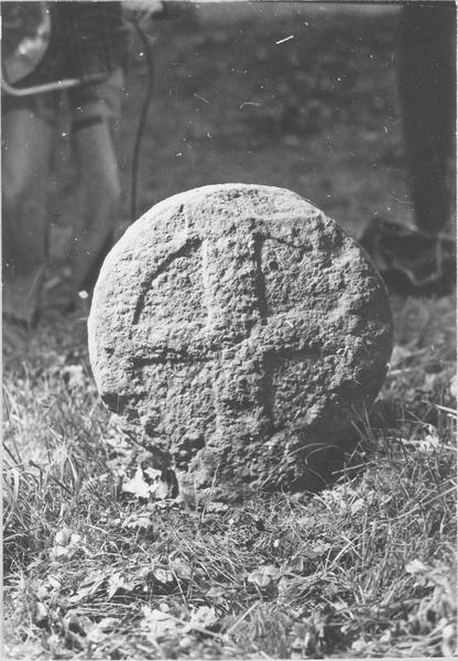 stèle discoïdale, revers, vue générale - © Ministère de la Culture (France), Médiathèque du patrimoine et de la photographie (objets mobiliers), tous droits réservés