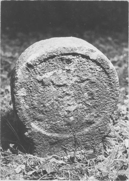 stèle discoïdale, avers, vue générale - © Ministère de la Culture (France), Médiathèque du patrimoine et de la photographie (objets mobiliers), tous droits réservés