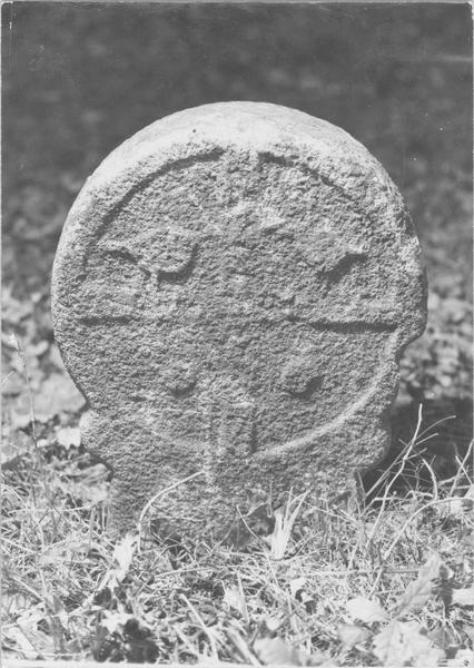stèle discoïdale, revers, vue générale - © Ministère de la Culture (France), Médiathèque du patrimoine et de la photographie (objets mobiliers), tous droits réservés