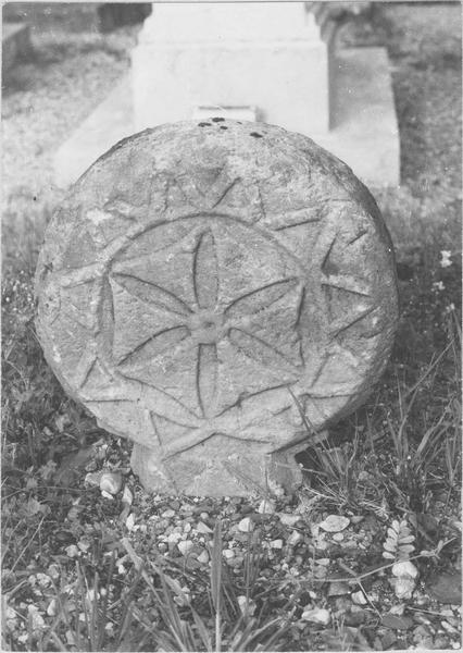 stèle discoïdale, avers, vue générale - © Ministère de la Culture (France), Médiathèque du patrimoine et de la photographie (objets mobiliers), tous droits réservés