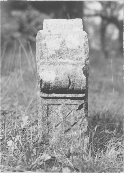 stèle tabulaire, profil, vue générale - © Ministère de la Culture (France), Médiathèque du patrimoine et de la photographie (objets mobiliers), tous droits réservés