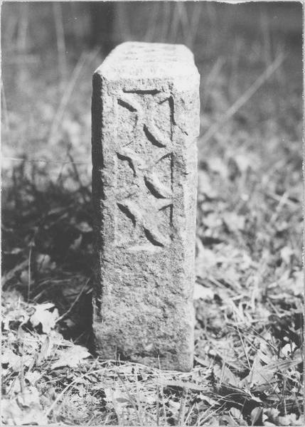 stèle tabulaire, profil, vue générale - © Ministère de la Culture (France), Médiathèque du patrimoine et de la photographie (objets mobiliers), tous droits réservés