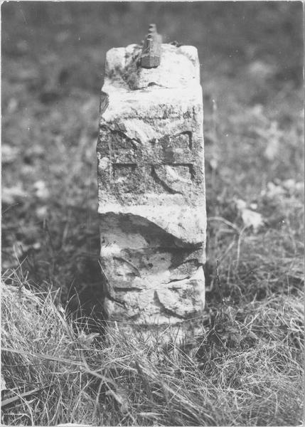 stèle tabulaire, profil, vue générale - © Ministère de la Culture (France), Médiathèque du patrimoine et de la photographie (objets mobiliers), tous droits réservés