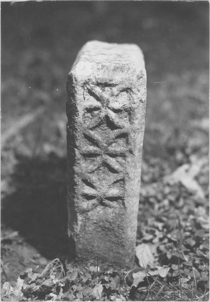 stèle tabulaire, profil, vue générale - © Ministère de la Culture (France), Médiathèque du patrimoine et de la photographie (objets mobiliers), tous droits réservés