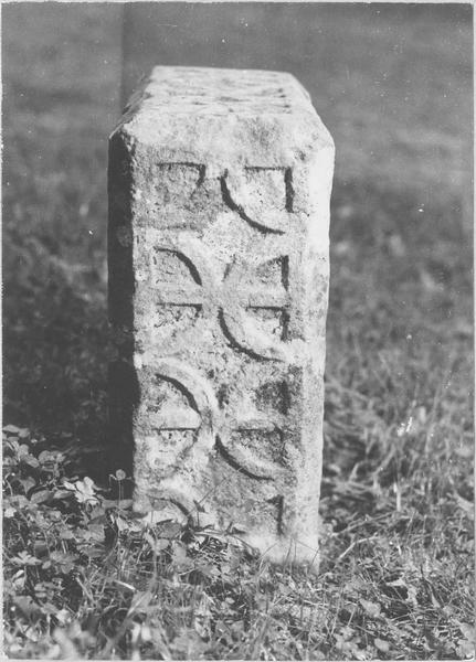stèle tabulaire, profil, vue générale - © Ministère de la Culture (France), Médiathèque du patrimoine et de la photographie (objets mobiliers), tous droits réservés