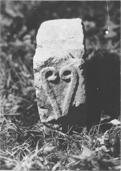 stèle tabulaire, profil, vue générale - © Ministère de la Culture (France), Médiathèque du patrimoine et de la photographie (objets mobiliers), tous droits réservés