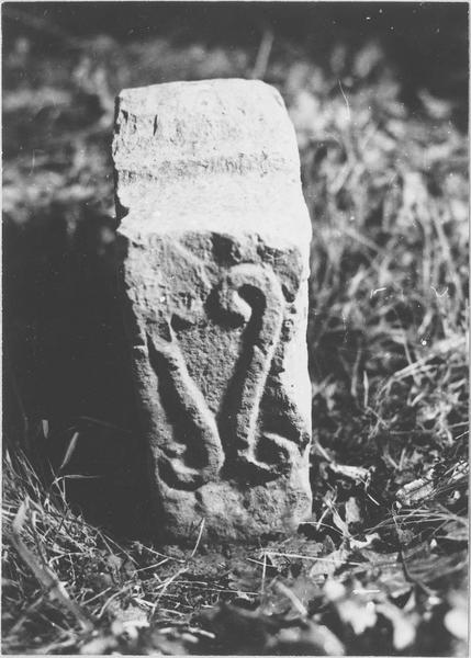 stèle tabulaire, profil, vue générale - © Ministère de la Culture (France), Médiathèque du patrimoine et de la photographie (objets mobiliers), tous droits réservés