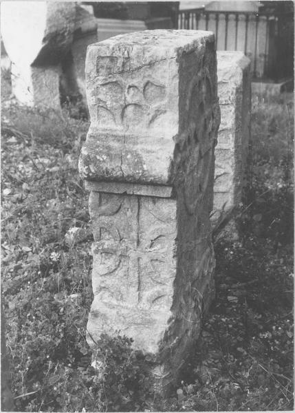 stèle tabulaire, profil, vue générale - © Ministère de la Culture (France), Médiathèque du patrimoine et de la photographie (objets mobiliers), tous droits réservés