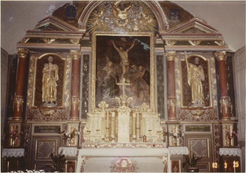 retable du maître-autel, statues : saint Pierre, saint Paul, tabernacle, chandeliers, tableau : Christ en croix, vue générale